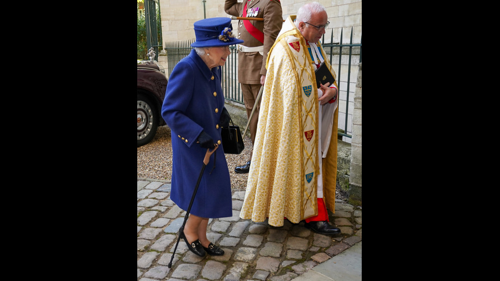 Кралица Елизабет Втора се появи с бастун на обществено място