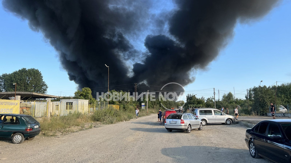 Пожар в депо за строителни отпадъци в Бургас