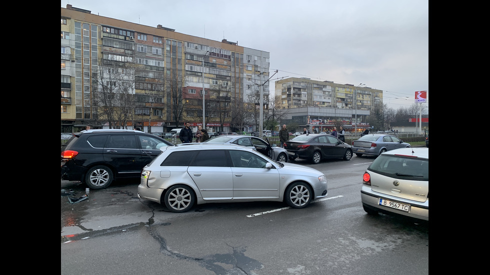 Верижна катастрофа с 6 коли в София