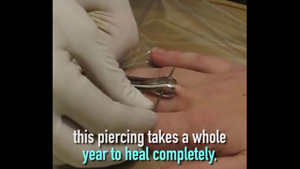 Нова мода: Дупчиш си пръстите, вместо да носиш брачна халка