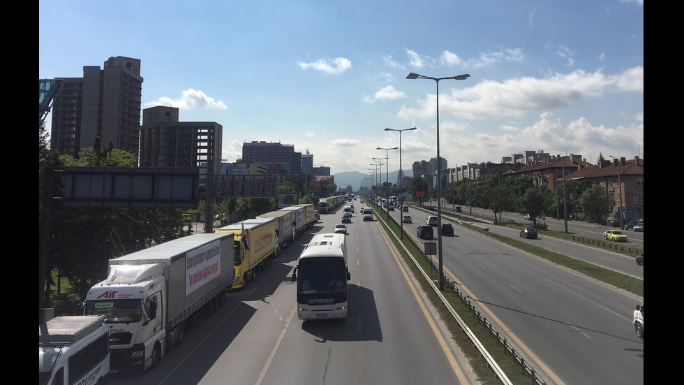 Превозвачите протестират с камиони и автобуси в цялата страна