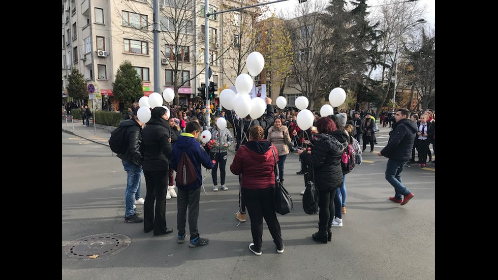 Блокада на кръстовище в знак на протест след смъртта на ученик