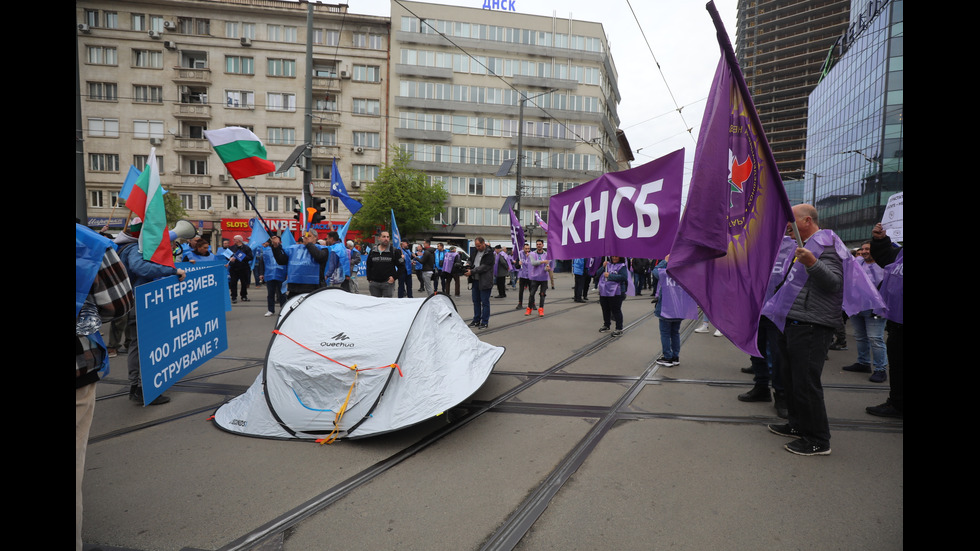 Протест на служителите в градския транспорт блокира София