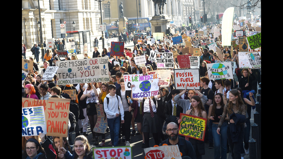 Хиляди британски ученици на протест срещу климатичните промени