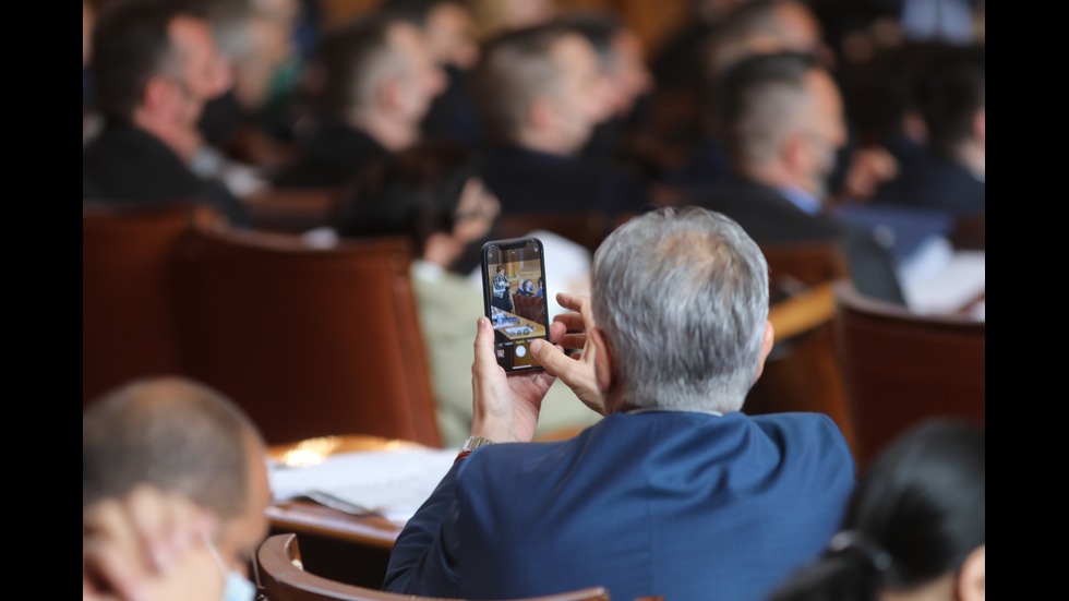 Бурни дебати в първия работен ден на новото Народно събрание