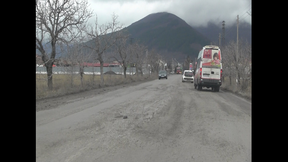 След тежката зима разкъртен асфалт на "Хаинбоаз"