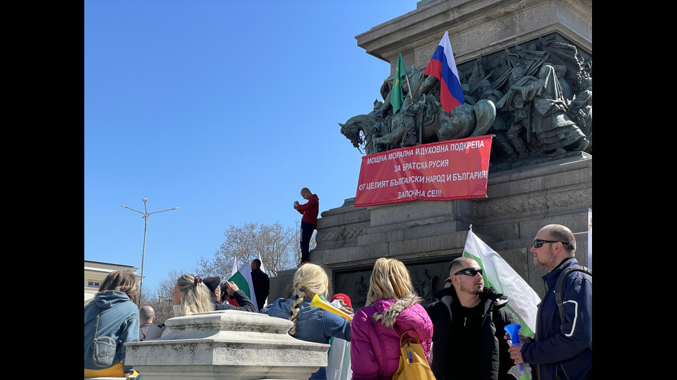 Два протеста се провеждат пред парламента