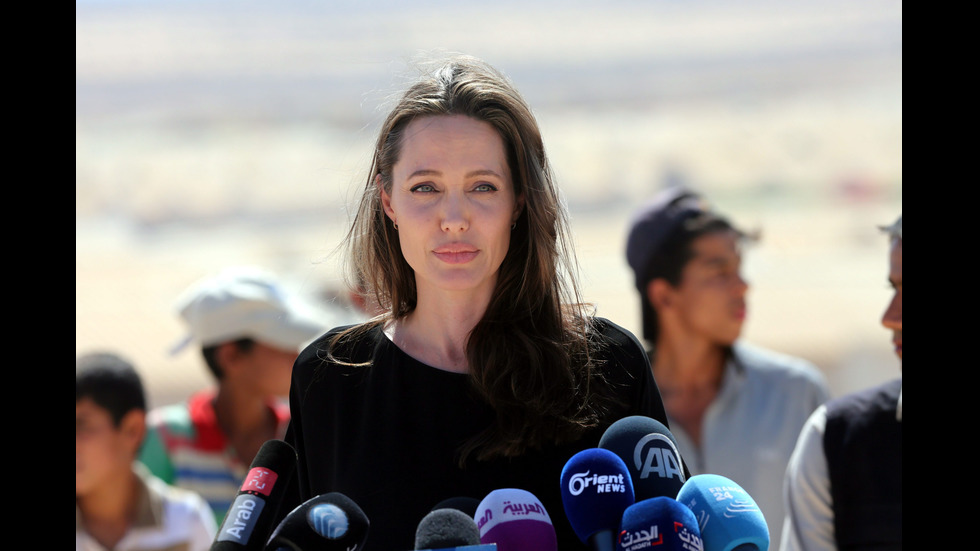 Анджелина Джоли посети бежански лагер в Йордания
