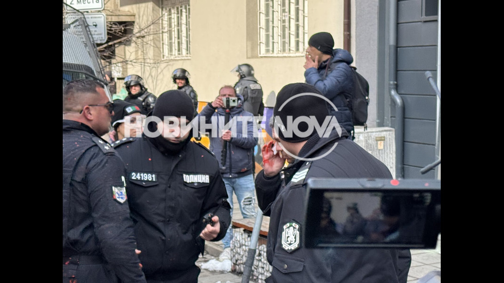 Ранени полицаи и арести на протеста на „Възраждане”