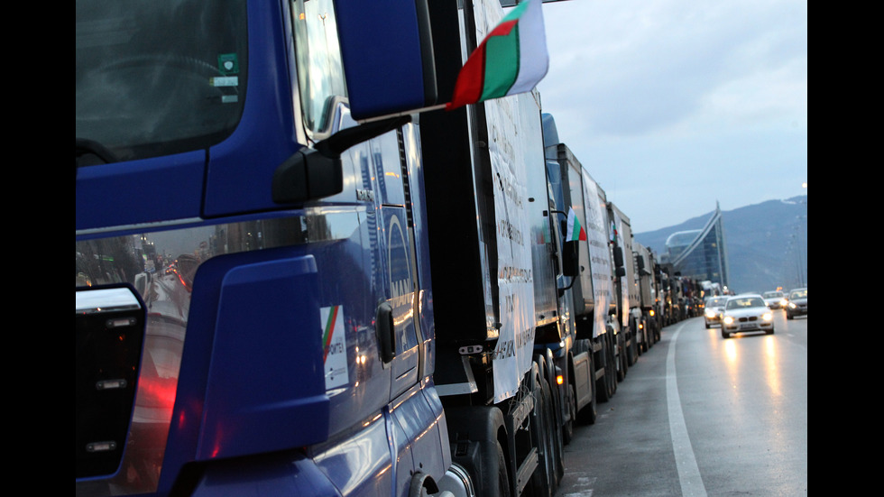 Строители на протест, изкараха машини на "Цариградско шосе"