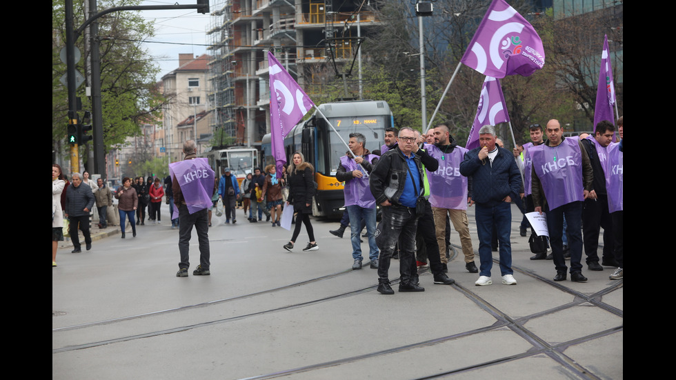 Протест на служителите в градския транспорт блокира София