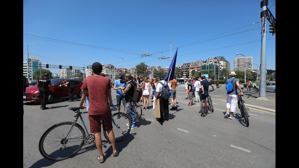 Група протестиращи блокира половин София