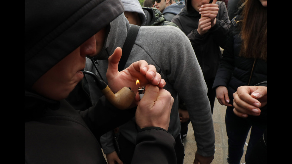 Млади хора демонстративно пушиха марихуана пред Народното събрание