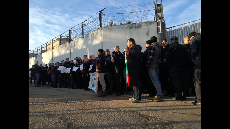 Надзиратели излязоха на протест в Ловеч