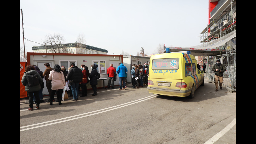 Желаещи да се ваксинират се наредиха на опашка пред „Пирогов”