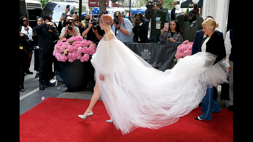 Звезди, блясък, смели и екстравагантни тоалети на Met Gala 2024