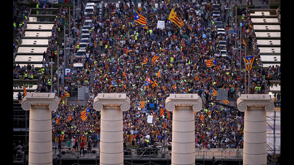 Хиляди излязоха по улиците на Барселона в подкрепа на референдума