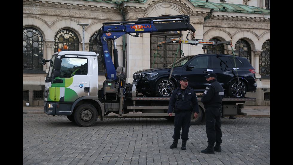 Изкараха джипове от офиса на Васил Божков