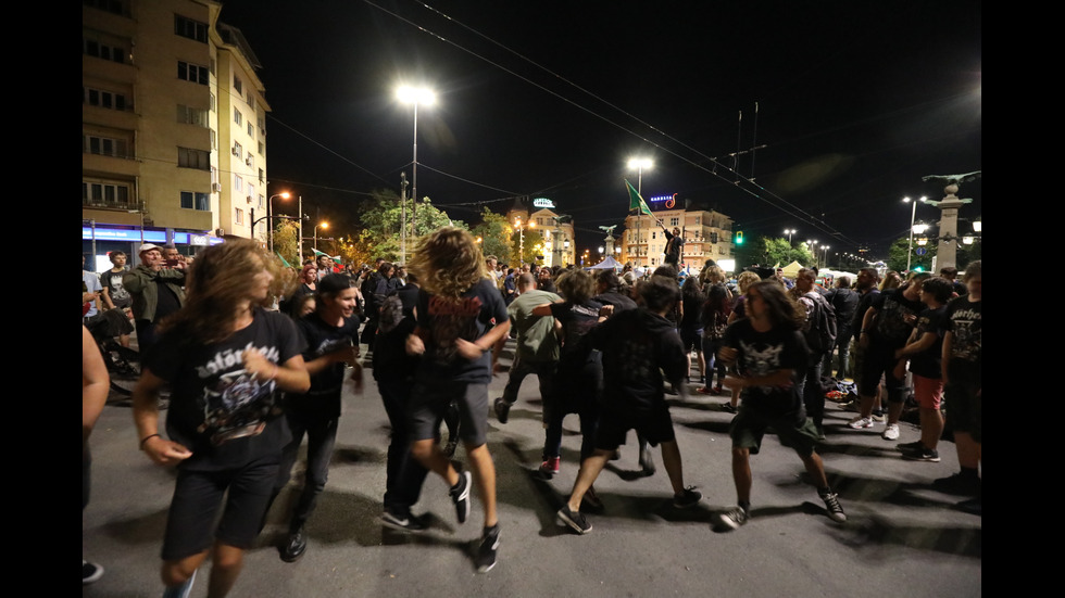 Протест и контрапротест в центъра на София
