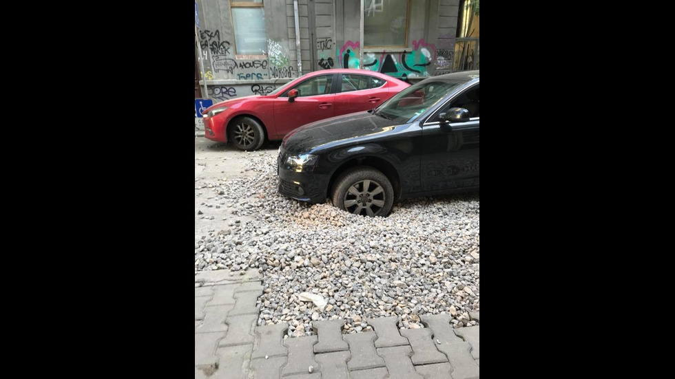 Кола пропадна в изкоп в центъра на София