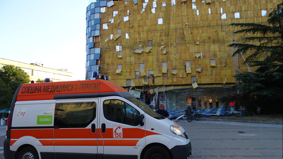 Вятърът събори фасадата на мол в Благоевград