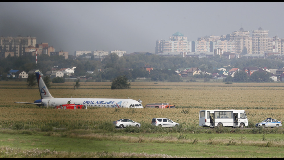 Руски самолет с 234 души на борда кацна в нива