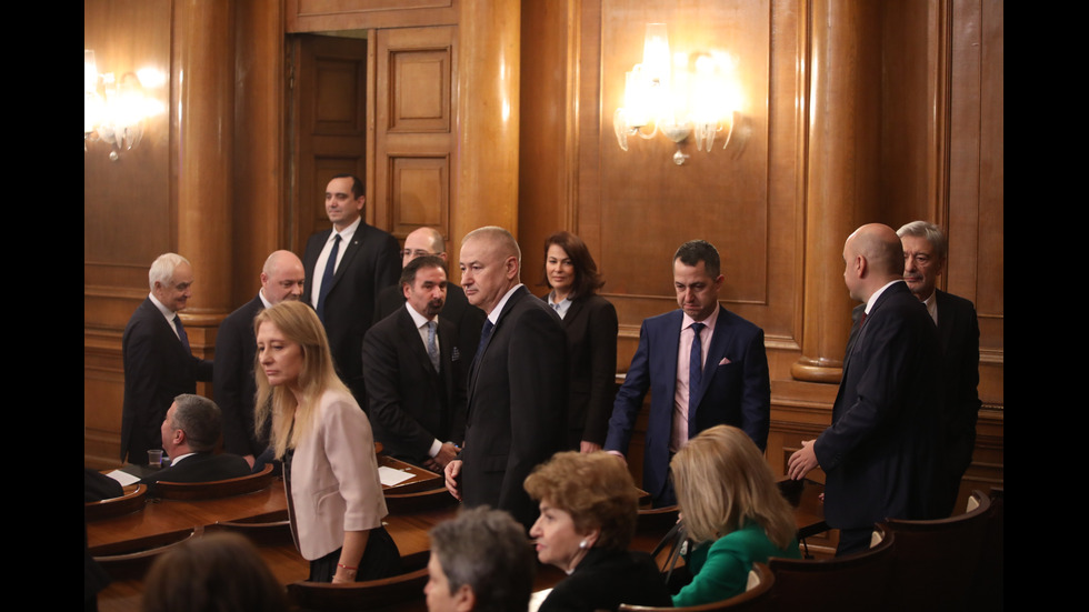 Парламентът решава дали да подкрепи проектокабинета "Габровски"