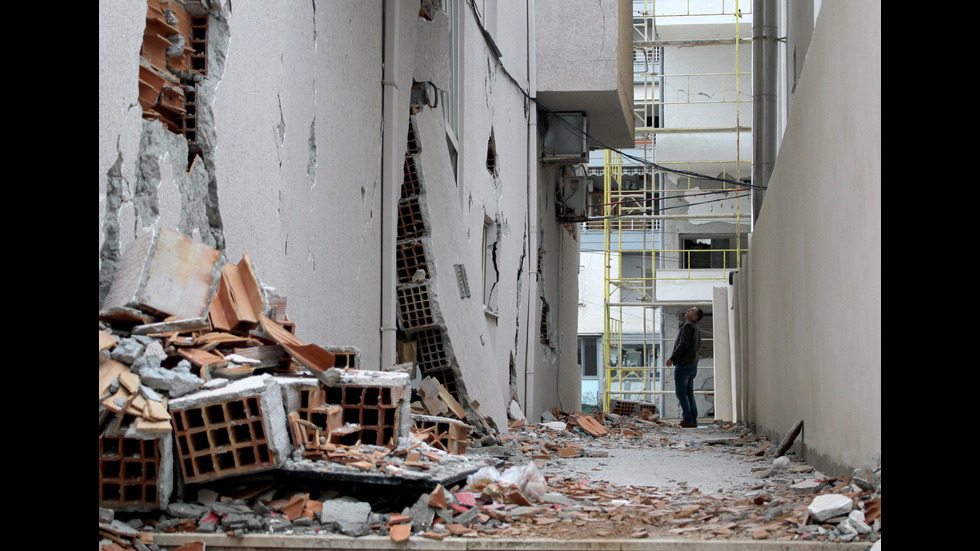 Албания руши сгради заради силното земетресение