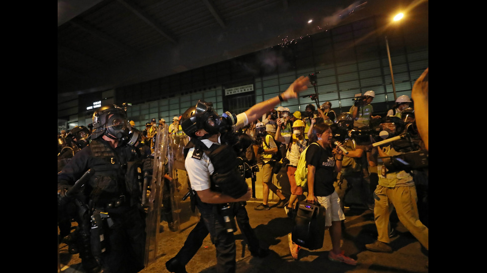 Полицията си върна контрола над парламента в Хонконг