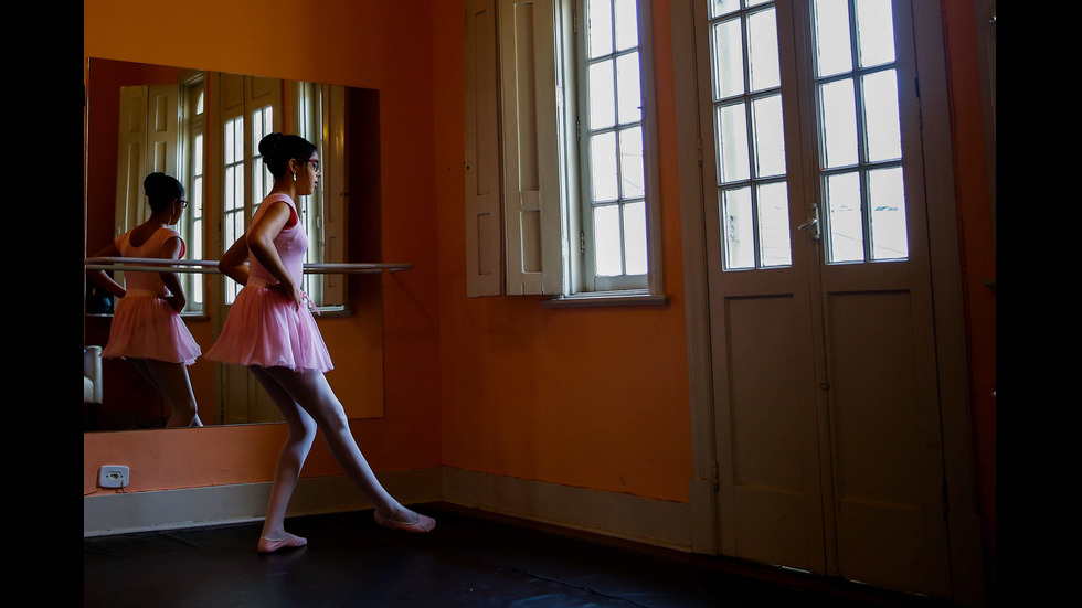 Незрящи деца се учат как да танцуват балет