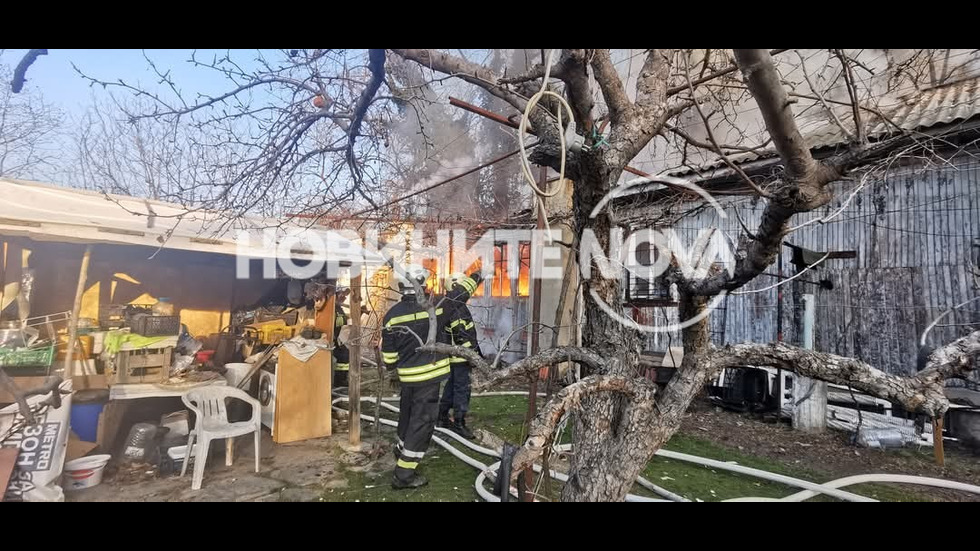 Двама ранени при пожар в работилница в Пловдив