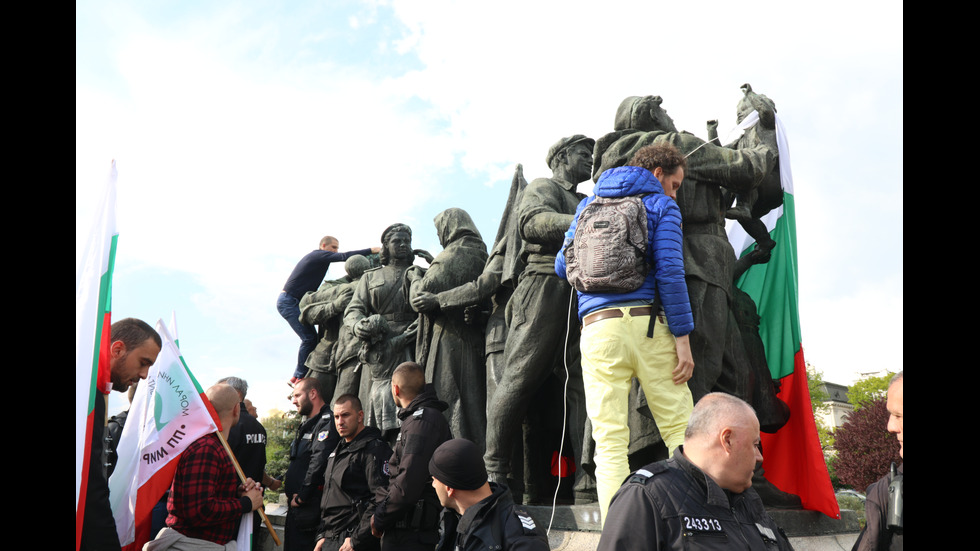 Сблъсъци белязаха протеста край Паметника на Съветската армия