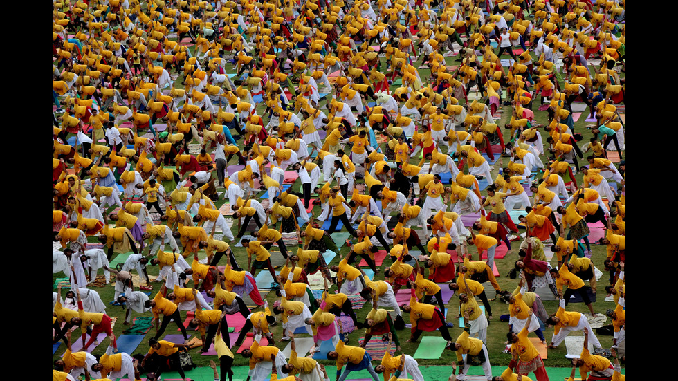 Индийският премиер игра йога с 40 000 души