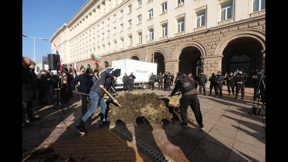 Заради референдума: "Възраждане" на протест пред Конституционния съд