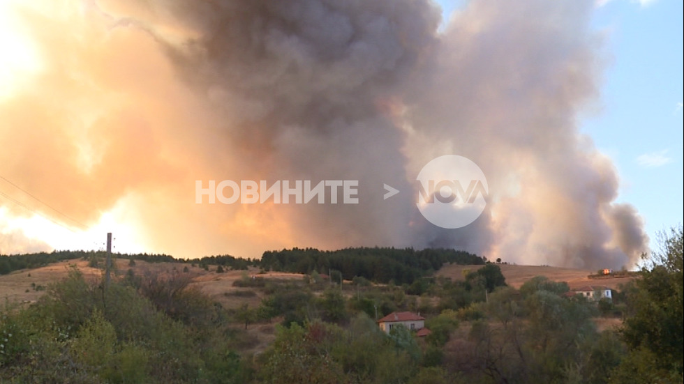 Пожар заплашва къщи в село Българска поляна
