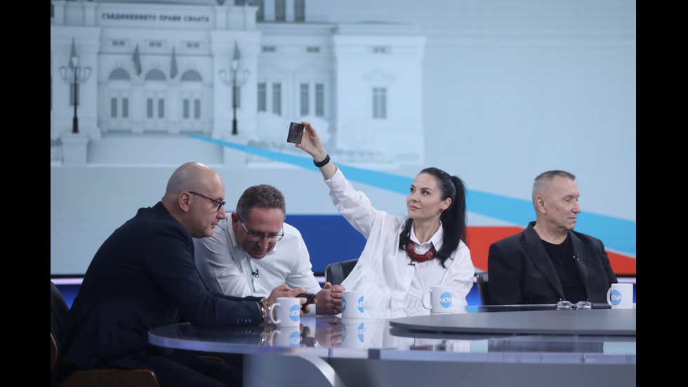 ЗАД КАДЪР: Изборният ден по NOVA В СНИМКИ