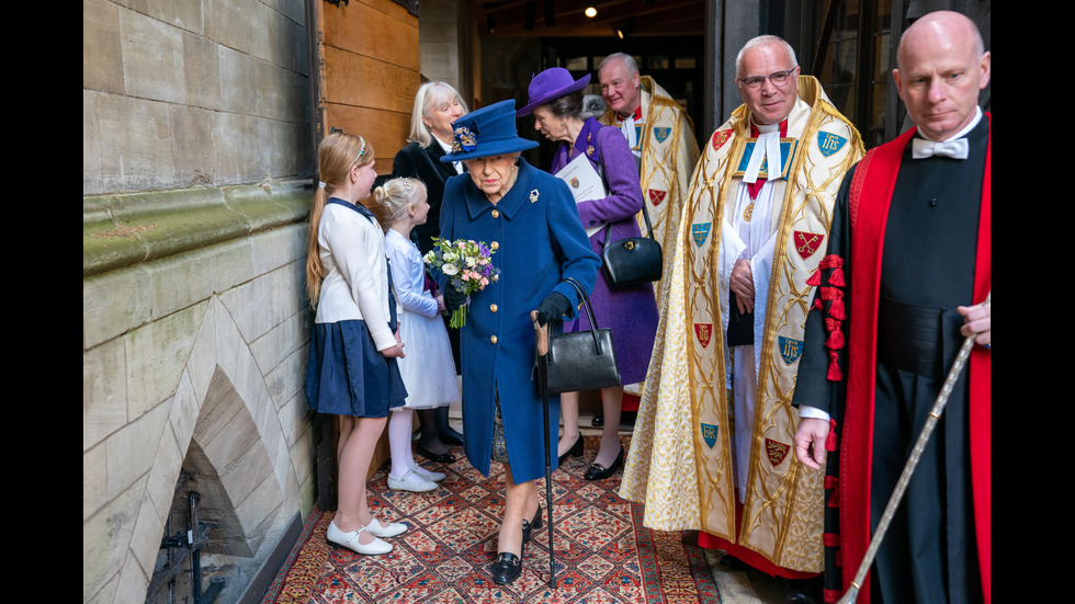 Кралица Елизабет Втора се появи с бастун на обществено място