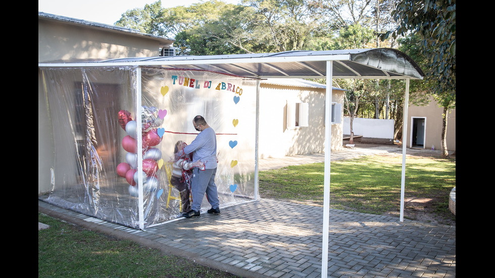 Бразилска болница построи "Тунел на прегръдките"