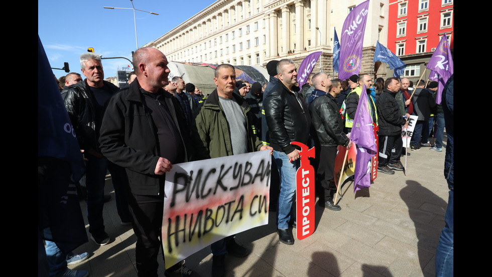 Пожарникари и полицаи от цялата страна излизат на протест в София