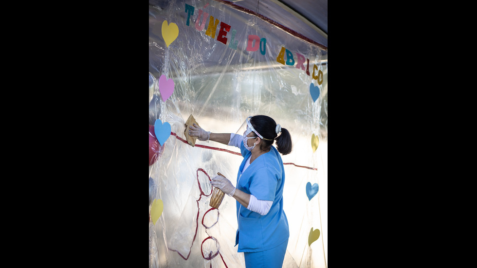 Бразилска болница построи "Тунел на прегръдките"