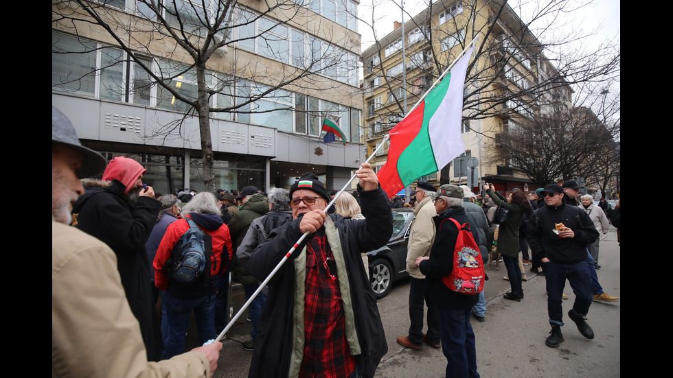 Протест пред Народния театър "Иван Вазов" в защита на Морфов