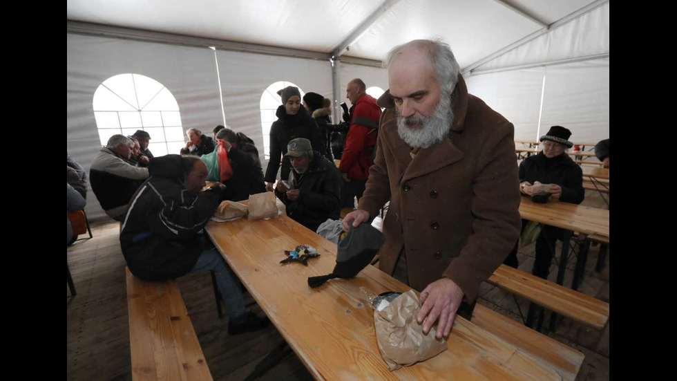 Мая Манолова и златните момичета дариха топла храна на бедни хора