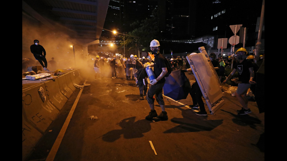 Полицията си върна контрола над парламента в Хонконг