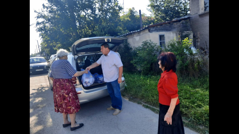 „От България за България“: Спасители се включват в раздаването на храна на нуждаещи се в Пернишко