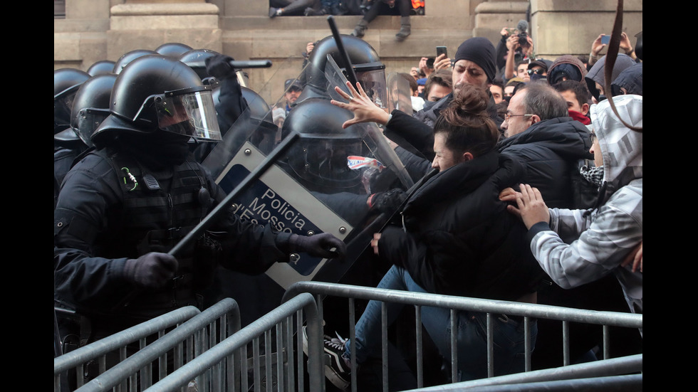 77 ранени при протести в Каталуния