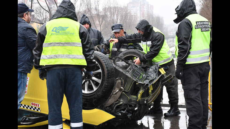 Такси падна в коритото на река в София, има ранен