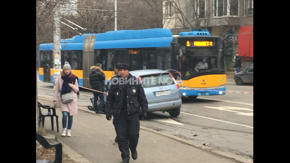 Патрулка и цивилен автомобил се удариха в София