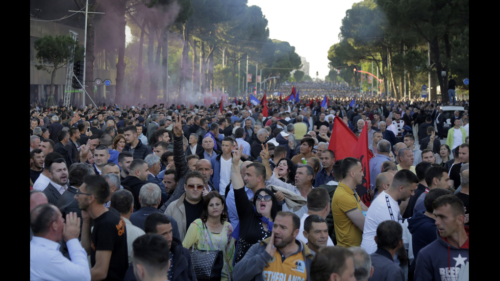 Полицай беше ранен на митинга на опозицията в Тирана