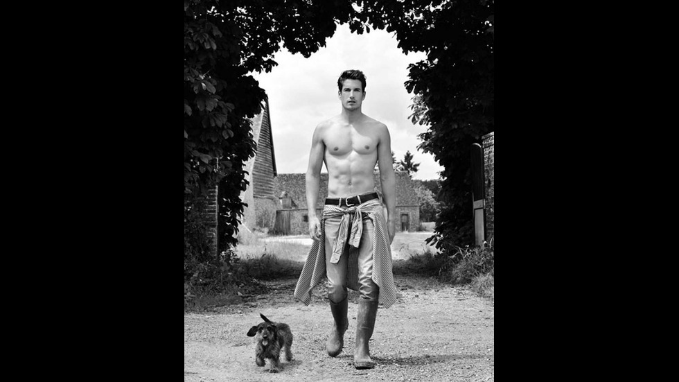 Фермери показаха изваяни тела в календар за 2017 г.