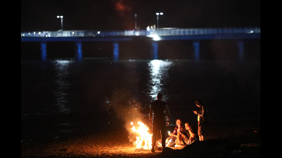 Хиляди посрещнаха изгрева на централния плаж в Бургас